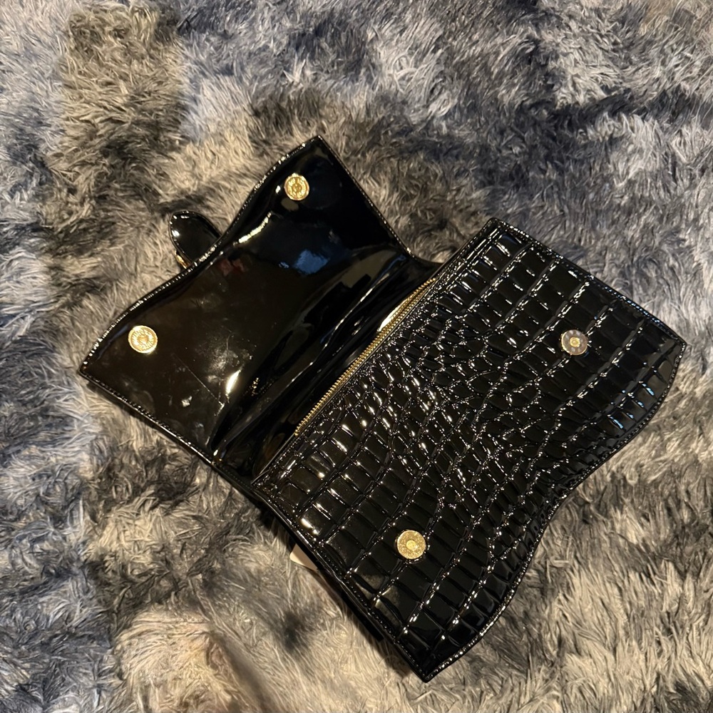 Elegant Black Crocodile-Embossed Handbag - Picture 2 of 5